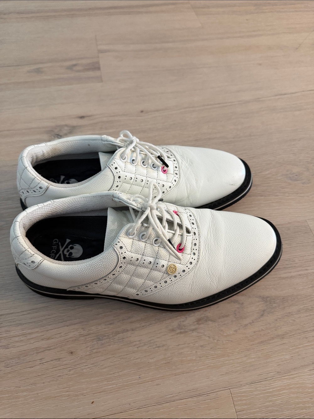 G/FORE White Leather Oxford Golf Shoes with Black Sole and Pink Eyelets